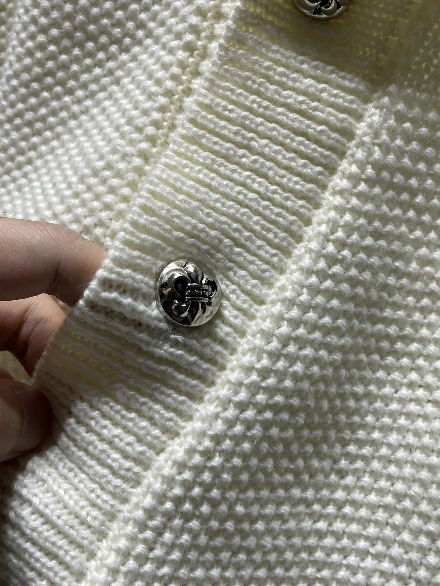 P296 Chrome Hearts sweater series Banana collar wool and leather silver button cardigan Single-breasted placket design All made of leather webbing Customized Chrome Hearts hardware buttons ➕ Leather logo embroidery on the chest Selected high-quality wool and 100% pure cotton knitted fabrics Not the ordinary version on the market! ! Recommended colors: black, white, gray Size: S, M, L, XL